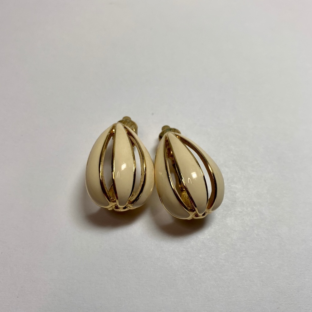 Vintage 1950's Tifari Earrings Cream Gold Tone Petal Drop Clip On 1 inch Jewelry